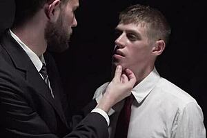 传教士男孩打可爱男孩屁股后无套内射。爸爸支配小可爱硬核！