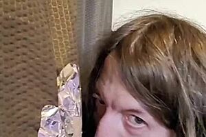 Hé, szopok és nyelek le egy újabb adagot a gloryhole-omnál