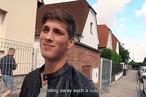 Seksi mladenič glasno stoka, ko mu trdo nabijajo rit v javnosti!