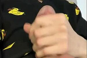 شاب روسي لطيف يغري وهو يفرك حتى القذف المتفجر