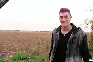 Hej, właśnie mnie rzucono, chcesz zobaczyć jak ssę ogromnego kutasa przypadkowemu facetowi publicznie za kasę?