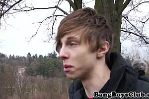 Oletko nähnyt euro twinkin barebackattu ulkona upeassa lähikuvassa?