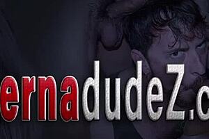 Γκέι Τουίνκ Μόνος Χτυπάει με Πανκ Ατμόσφαιρα και Τατουάζ