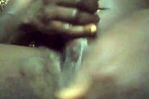 توينك أفريقيين في الـ18+ يسكبون السائل في فيديو منزلي