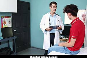 Doktor puši mladog twinka pacijenta sa intenzivnom igrom kurca u bolnici