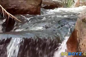 अरे, देख इन पतले लातीनी ट्विंक्स को बाहर बड़े लंड चूस रहे हैं!