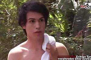 18-letni nemški gejevski najstnik 18+ par jebe na prostem. Končajo v gozdu