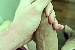 Schattige Braziliaanse buurjongen plaagt met dikke lul show