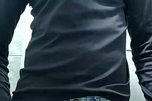 Защо този горещ тип пляска вкусния си пенис?