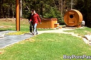 Skyler a kamaráti búchajú tvrdé kúry vo divokej orgii