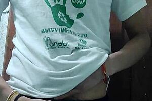 เด็กหนุ่มชักควยออกมาหัดถูแบบหรูหรา