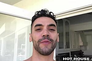 Entrenador Arad Winwin entrena a twunk para follada interracial dura en el gimnasio. ¡Jock latino recibe entrenamiento intenso!