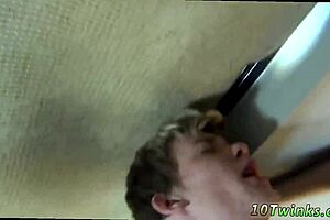 Eu și amicul meu twink ne masturbăm reciproc, așa păroși și goi