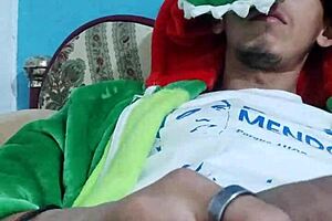 גיי לטינו צעיר עם קעקועים מתנדנד על הזין הטוב שלו בהתרגשות