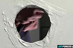 Интеррейшл глори хол с чёрным гей членом, сгибающим твинка