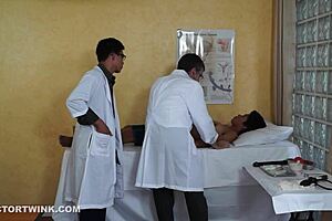 Exame Médico Selvagem Raw com Threesome de Twinks