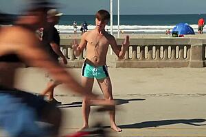 Twink dansează pe plajă cu umflătură strânsă în speedo, arătând fierbinte af 🏖️