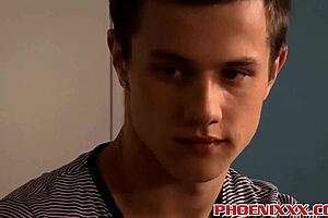 刚看到这些性感的小鲜肉在激烈的三人行。