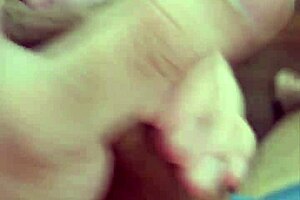 Novinho pokazuje ogromnego penisa w solówce