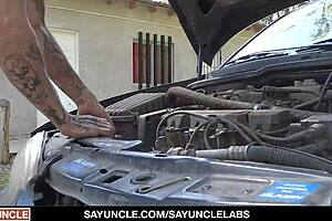 Tattuert twink får rå rævknulling fra dominerende masters