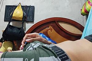 गे ट्विंक सेक्स: गर्म लंबा लड़का ट्विंक को बड़े लंड से पेलता है घरेलू क्लिप में