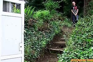 Twinks tatoués pilonnent dur en anal. Branlette et sperme ajoutent à l'action intense.