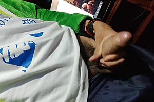 Kontol masif pria muda memercikkan cum dalam aksi amatir liar setelah tamparan keras