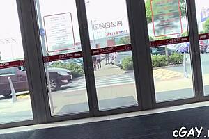 Twink gay sexy se lâche dans une action chambre torride. Son charme attire tout le monde.