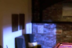 เฮ้ย ชายแก่ดำคนนี้จัดการหนุ่มน้อยผมแดงครั้งแรกได้มั้ย?