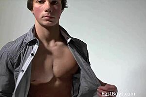 John Tremont își etalează corpul tânăr european de 18+