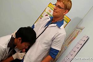 twinks asiáticos se meten en trío fetiche médico con corrida