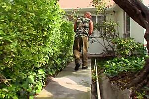 หุ่นยักษ์สีดำครอบงำและเจาะหนุ่มบลอนด์ในชุดเครื่องแบบแบบดิบๆ