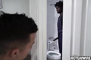 Budak putih comel menyelinap pada lelaki hitam besar