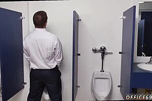 شباب مثليين مستقيمين ينيكون للوجه الصبياني في يوم الجمعة بدون بنطال