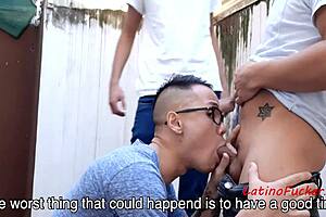 เด็กหนุ่มเนิร์ดลาตินครั้งแรกสามคนกับเย็ดรูกลางแจ้ง