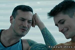 Подкастър чука пощальон в плажна къща скривалище