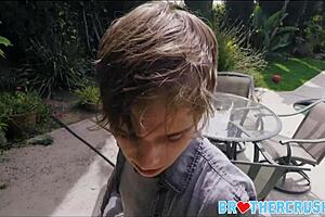 ทวินก์น้องชายแท้ร่วมปาร์ตี้สามคนข้างสระกับจ็อกแก่ๆ?