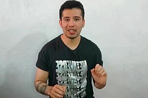 Wie wird ein 40-jähriger Mann von einem 21cm Twink auf einer Party gefickt? Er kommt immer wieder!