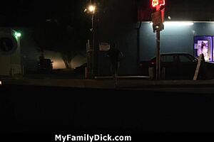 Styvpappa skjuter in kuk i glory hole, och gissa vad, det är hans styvson som suger på andra sidan - myfamilydick