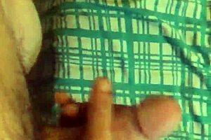 यंग ट्विंक्स बेडरूम में पॉर्न देखने के बाद मस्तरबेट करते हैं और कम करते हैं