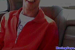 Twinks amateurs de fac se branlent en plein air