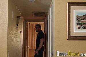 Očka grla gay najstnika 18+, hudiča, ta ogromni kurac gre globoko