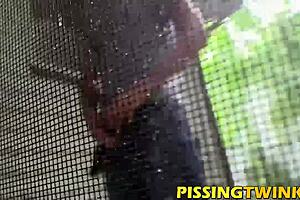 Twinks caldi pisciano insieme in divertimento di gruppo selvaggio