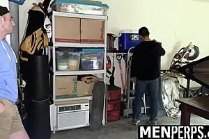 Hjelmtyv fanget af gay betjent, straffet med hård blowjob på arbejdet