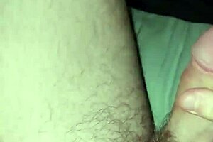 युवा ट्विंक्स खुद को हिलाता है होममेड कमशॉट वीडियो में।