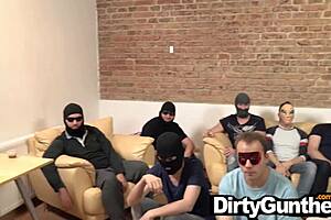 غونثر يسرق العرض في حفلة شرجي عارية مجنونة