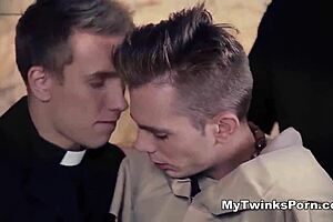 Горячие твинки трахаются в жаркой тройке, вау! 🔥