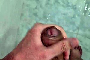 浴室拉丁小鲜肉猛撸管超带劲！