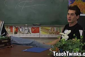 Twinks Skyelr Bleu aur Jayden Ellis classroom mein anal fucking ke saath wild hote hain