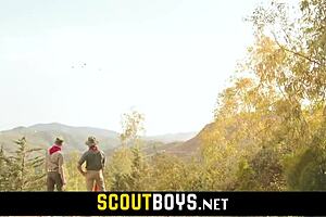 Grupno jebanje napolju sa glatkim mladićima koji pokazuju velike kurce u HD